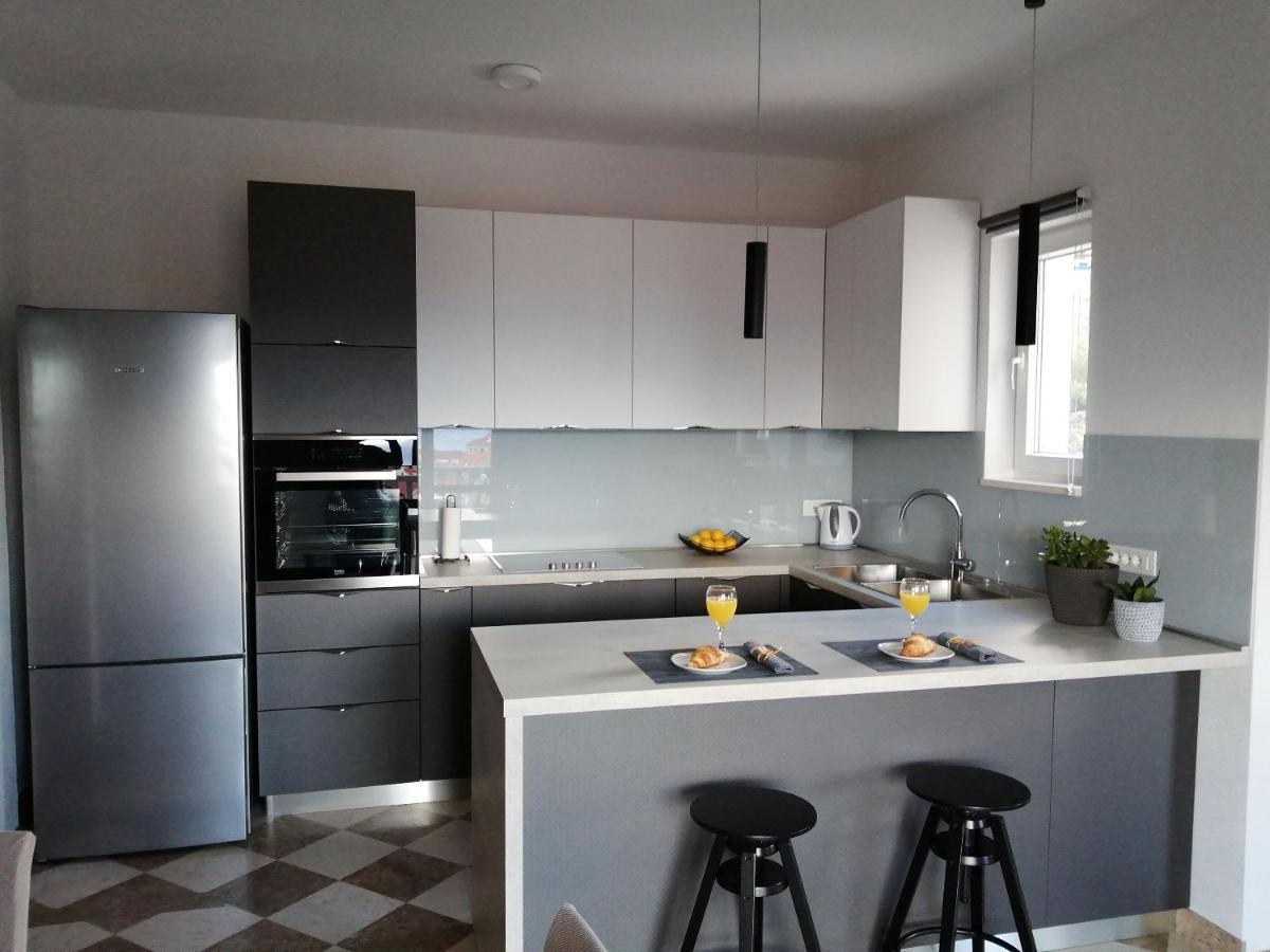 פוסטיר Apartments Jelka מראה חיצוני תמונה
