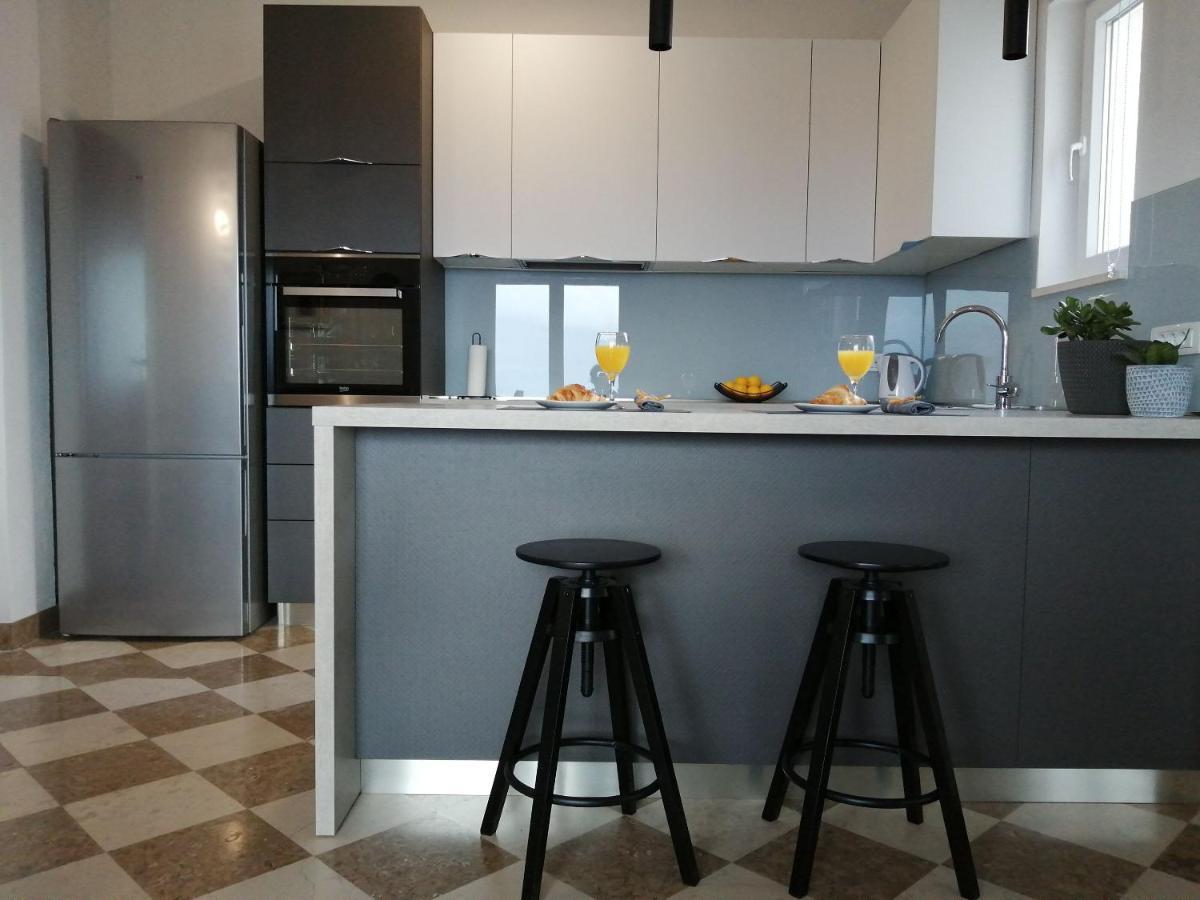 פוסטיר Apartments Jelka מראה חיצוני תמונה